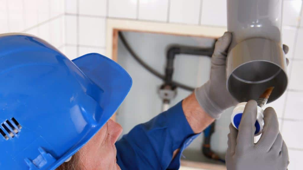 Como-reparar-una-fuga-en-tuberia-PVC-sanitario-como-un-profesional
